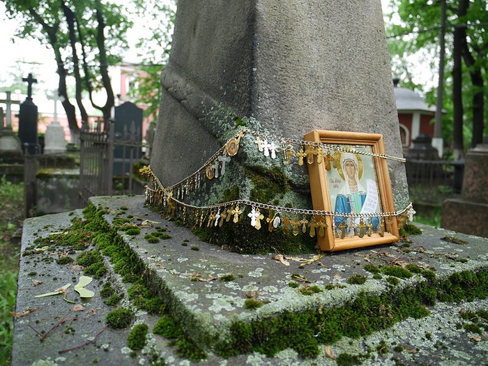 Могила дарьи салтыковой на донском кладбище фото